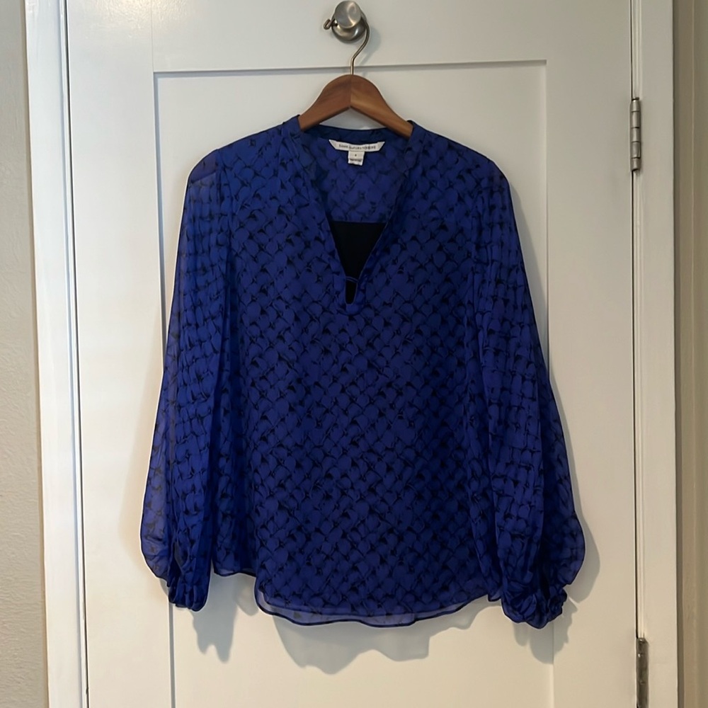 DVF. Diane Von Furstenberg. Women's Blue Patterned Top. Silk. Excellent cond.
